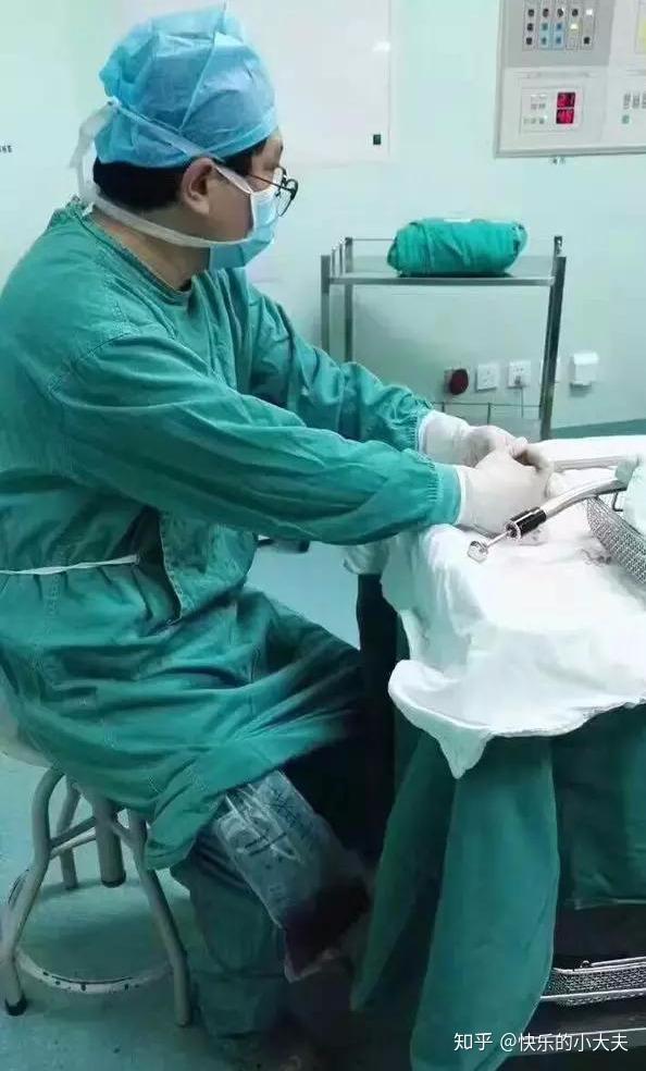 为带尿袋手术的医生点赞医生要为病人负责也要为自己健康负责