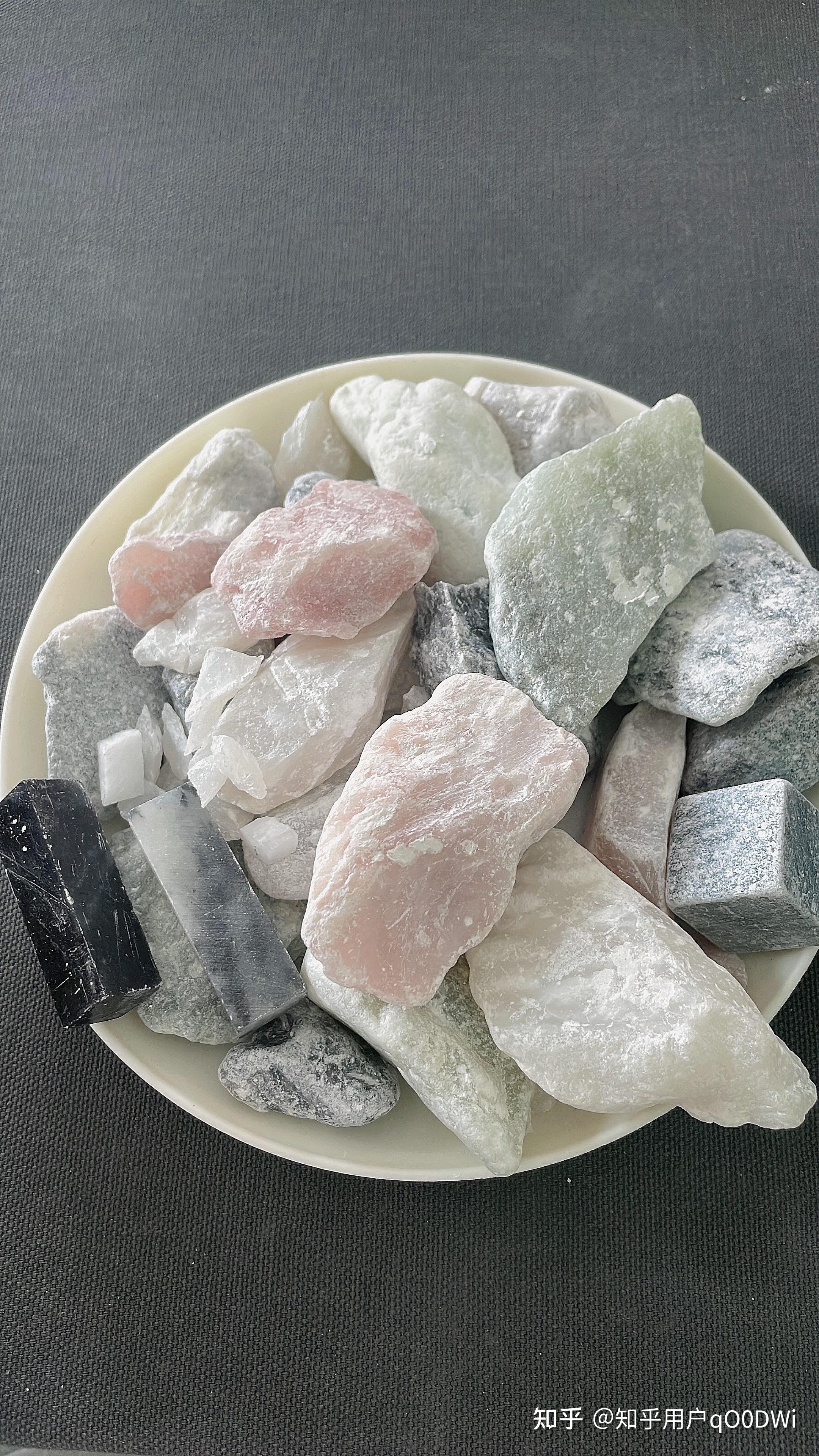 滑石块滑石是一种天然的矿石经过水洗风干磨成粉,就叫做滑石粉