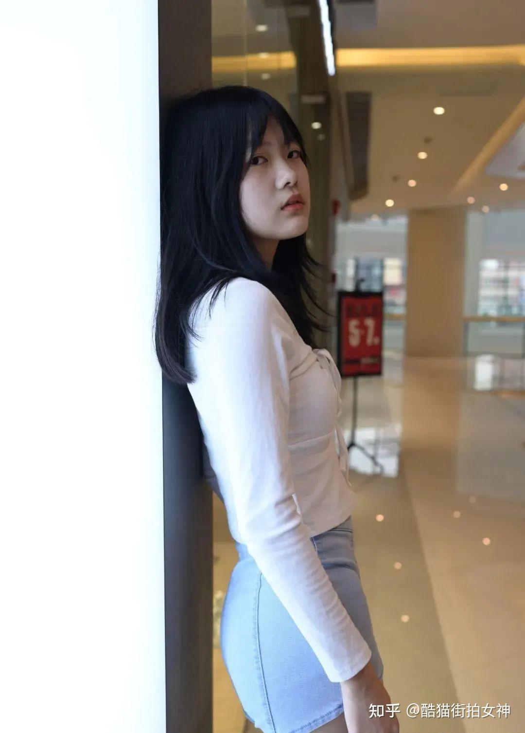 街拍女神浅色牛仔热裤的时尚女生