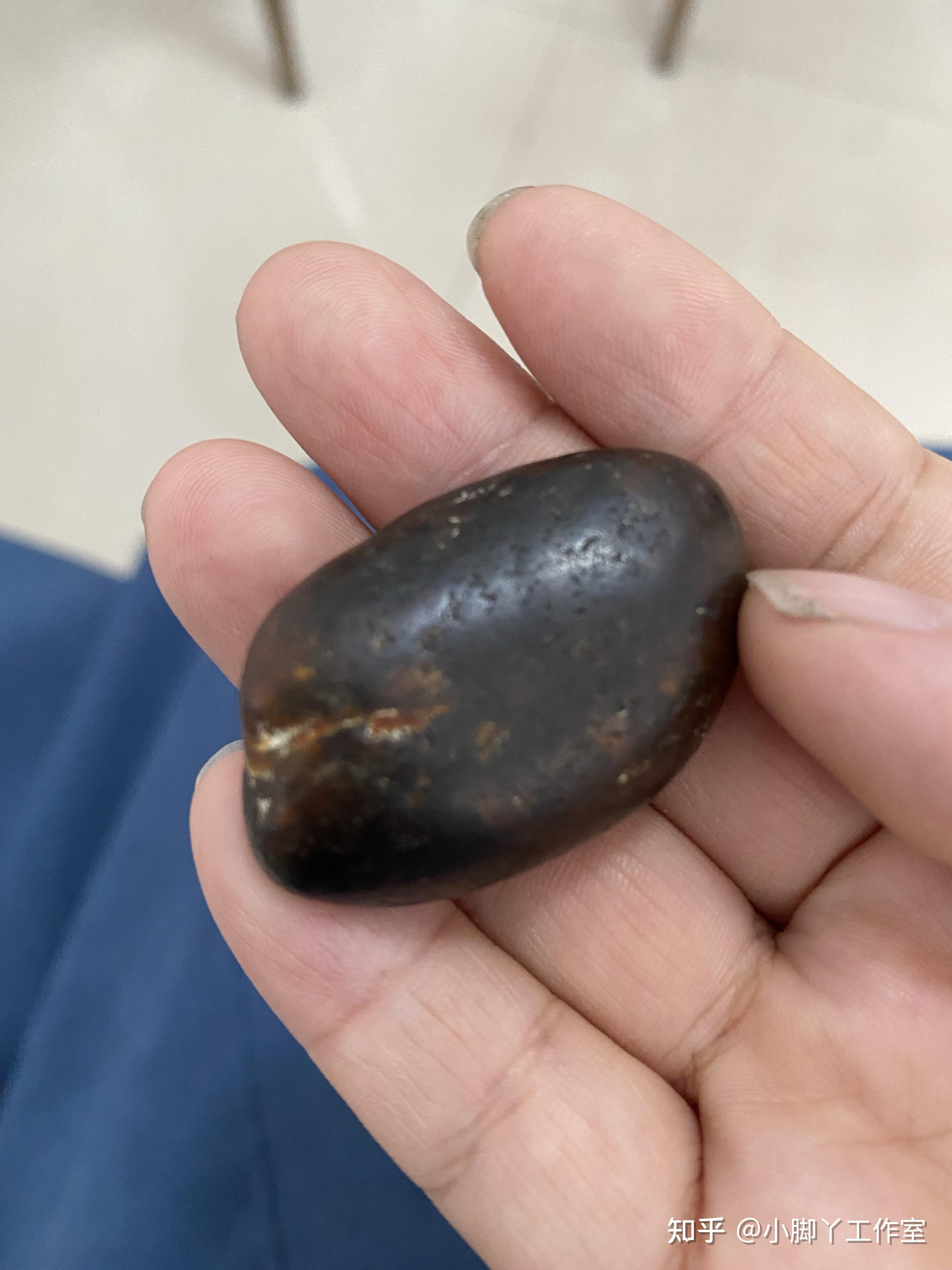 请问这块黑红皮籽料值多少钱