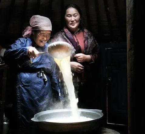 最基础款的蒙古奶茶制作方法比较简单,铁锅坐一锅水,水开后抓一把茶叶