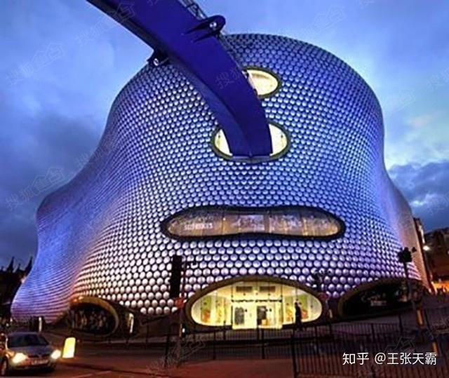 位于沙特阿拉伯吉达的这座高432米的钻石大厦,犹如三条蛇裹住一把利剑