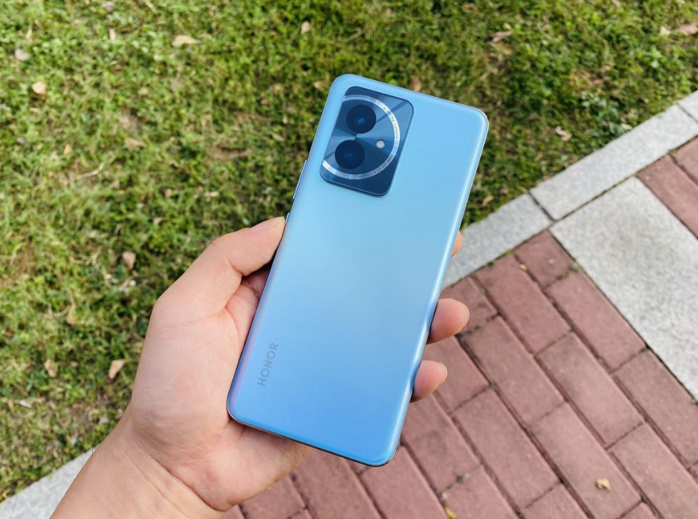 手机不要乱买,2000元左右这5款最值得选,优势强还有大降价