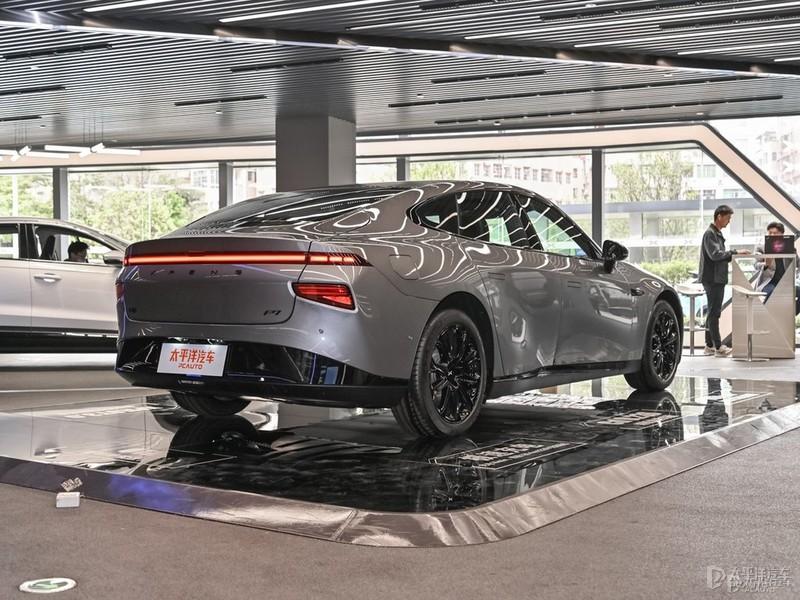 小鹏p7鹏翼版到店售3669万起自带剪刀门