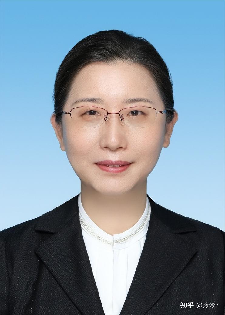 赵岚,女,汉族,1972年2月出生,中共党员,大学本科学历,硕士学位,研究员
