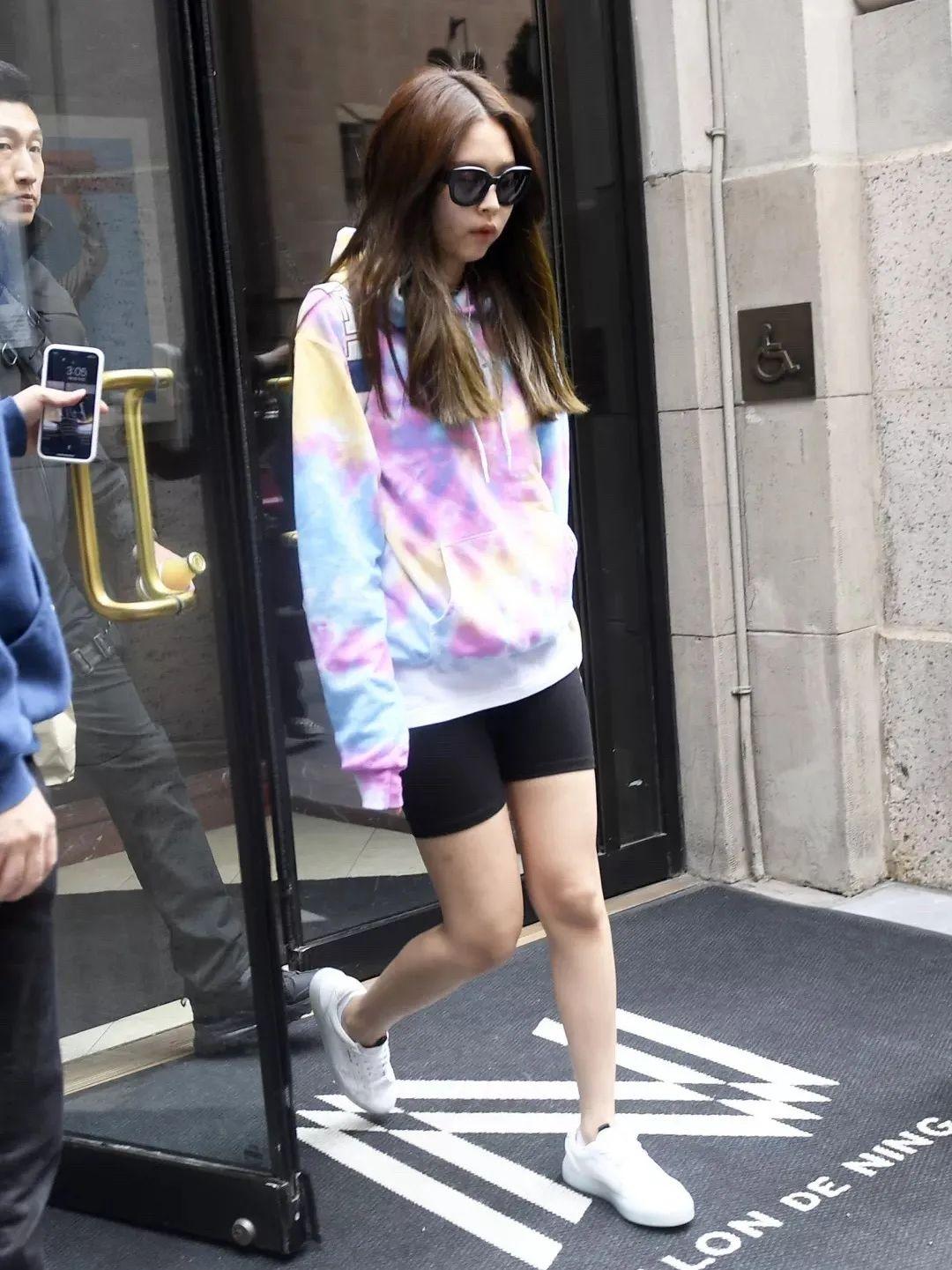 时尚又好看的休闲风看jennie就可