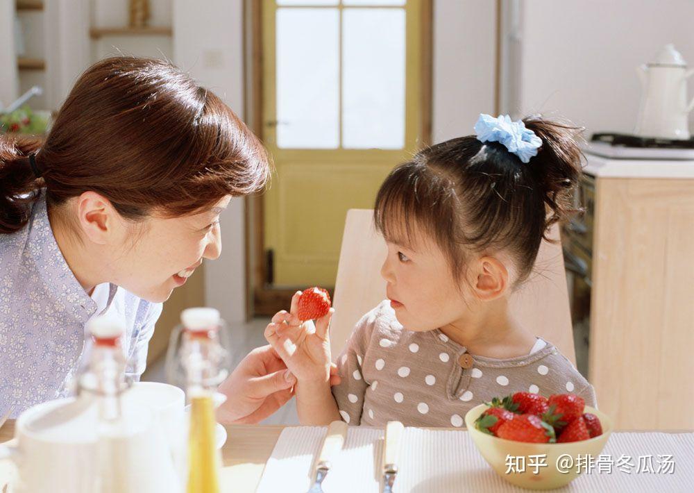 而成人和婴幼儿的语言交流其实就是一门语言教育课程,因此恰当的作用