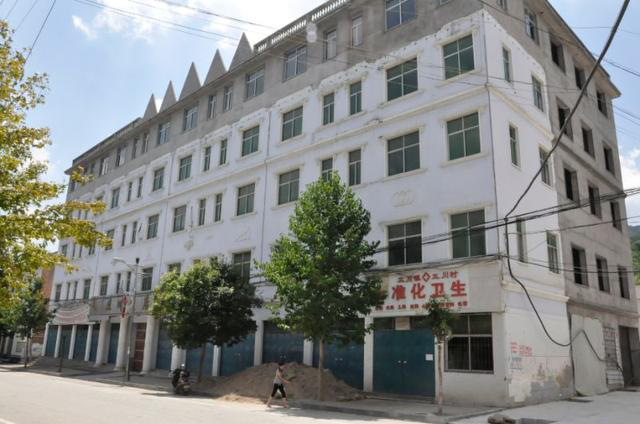 往栾川县城跑,很不方便,盖一所现代化医院的想法一直在段新宽心里酝酿