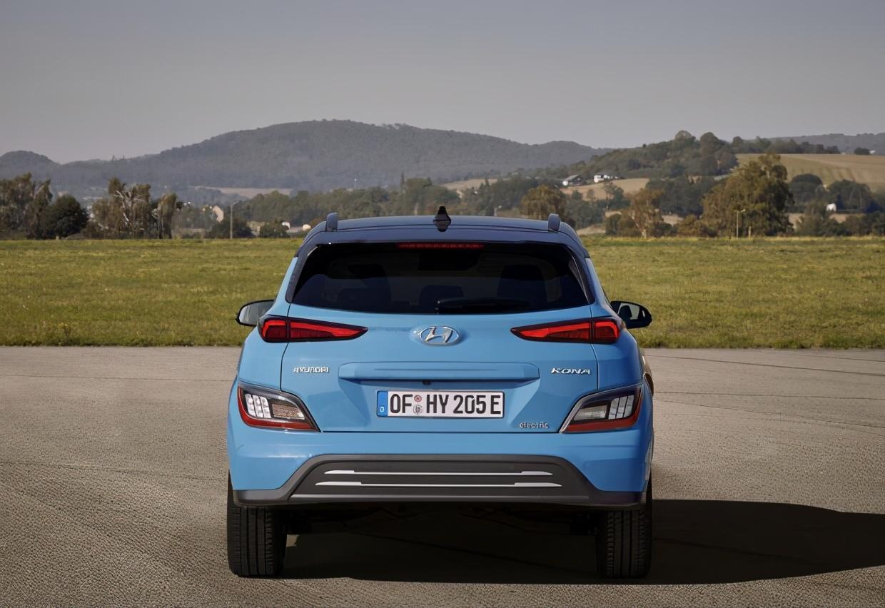 分体大灯现代发布新款konaev车型官图