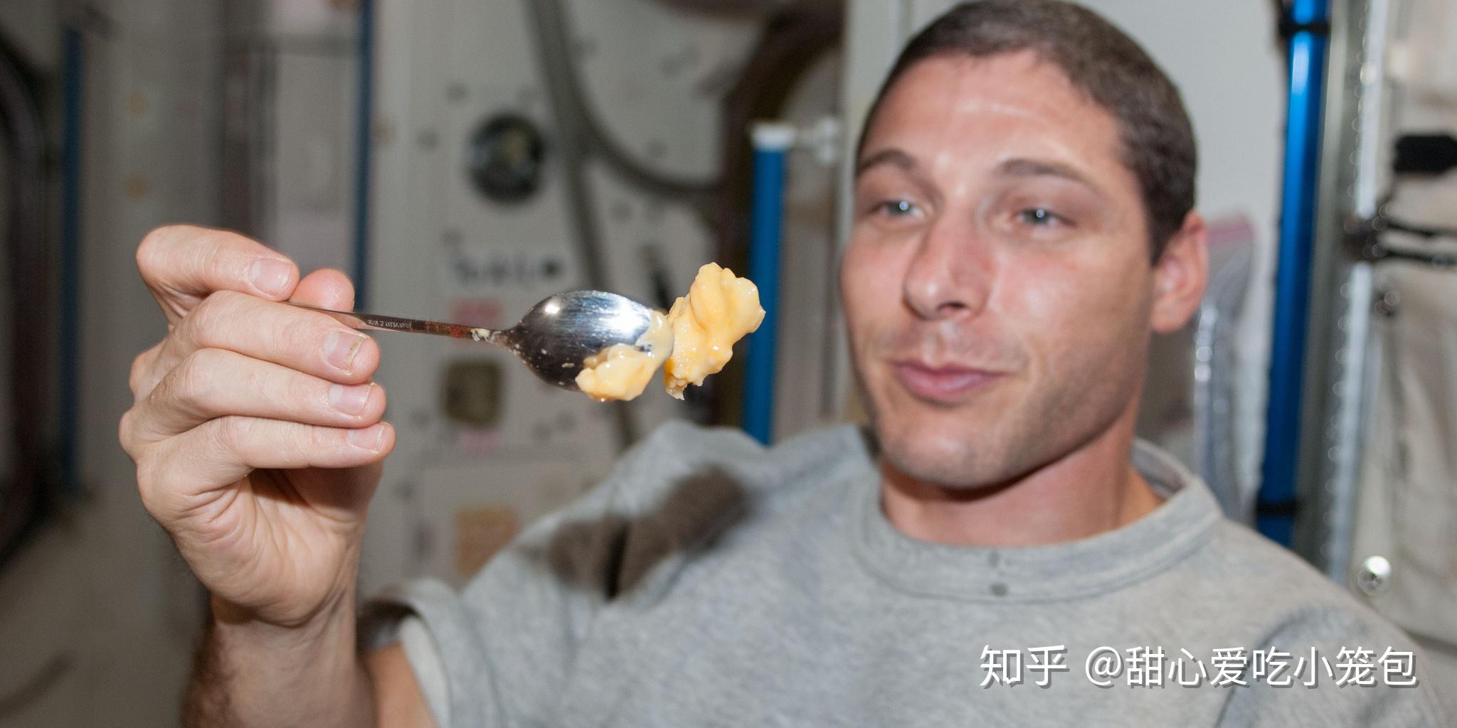Photo : Thomas Pesquet mange des macarons dans la Station Spatiale ISS ...