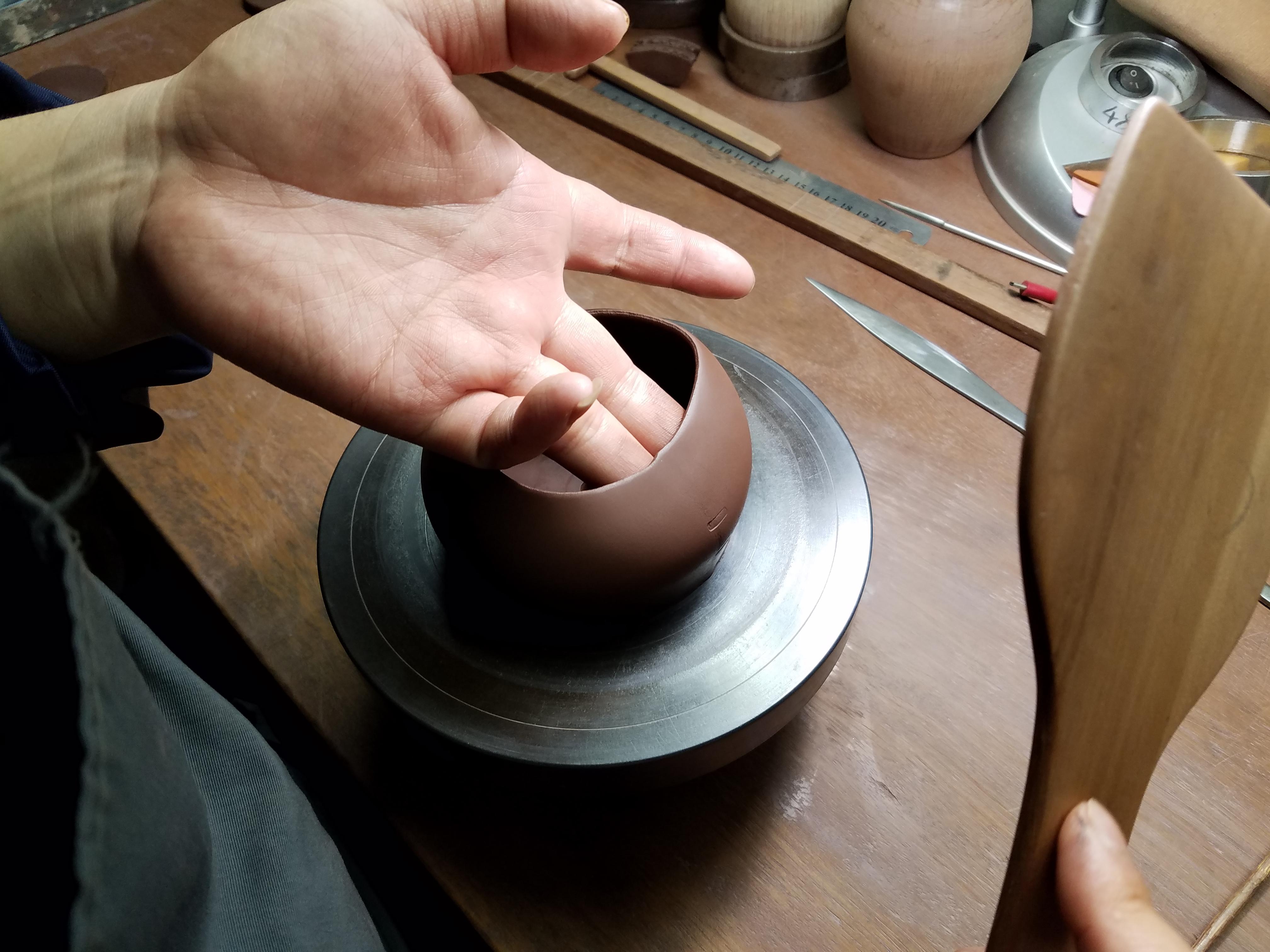 坚持古法全手工泥条拍打法制作紫砂壶