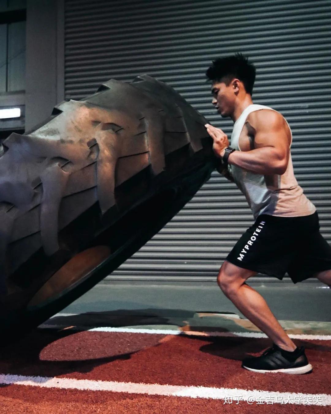 街健小哥身材太好在地铁被偷拍脱衣后网友更是炸了