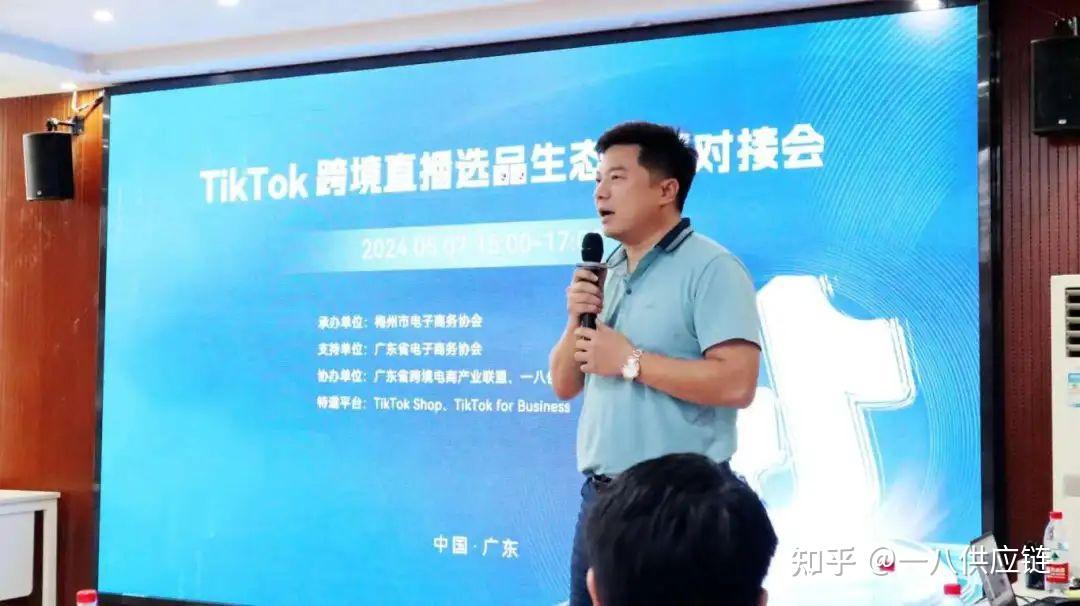 会上,一八供应链董事长周小波对到访的商务局工作人员,梅州市电子商务