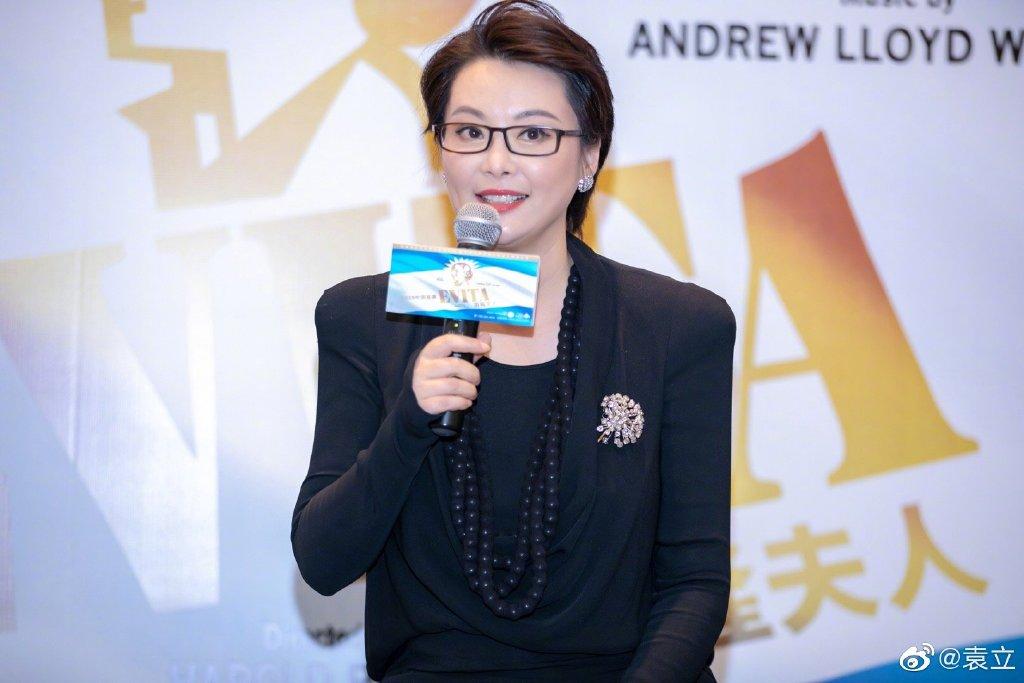 46岁袁立出席活动雍容华贵依在脖子上的沉香佛珠抢镜