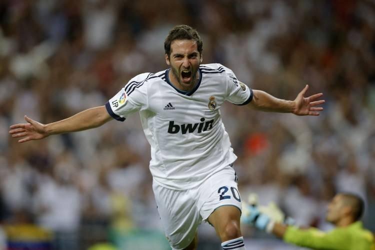 时年27岁的马克莱莱初到皇马就坐上了球队的主力位置,在皇马的三个