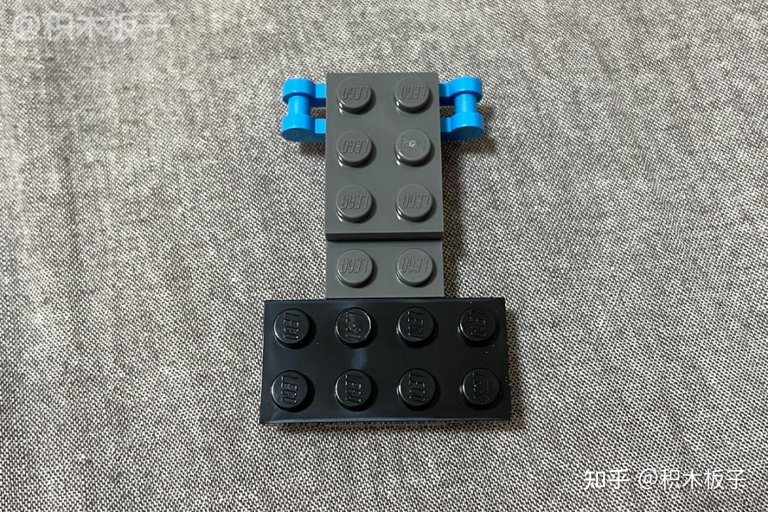 身体部分是以一块2*6的灰色长板积木作为底盘,在此之上往两边拓展这里