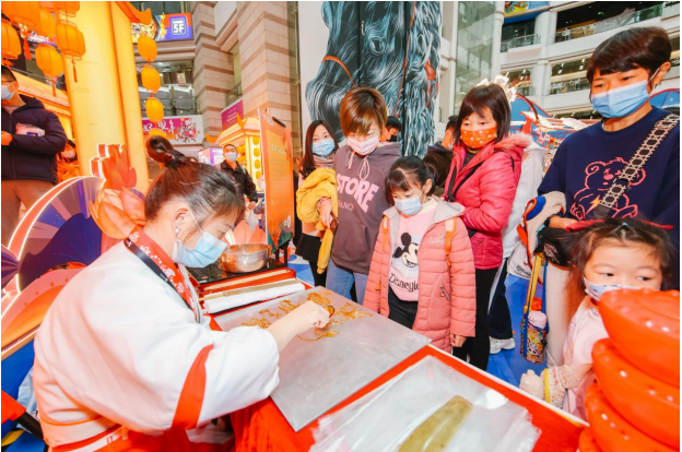 广州正佳广场拉满新年“氛围感” 吸引市民沉浸式畅游感受年味