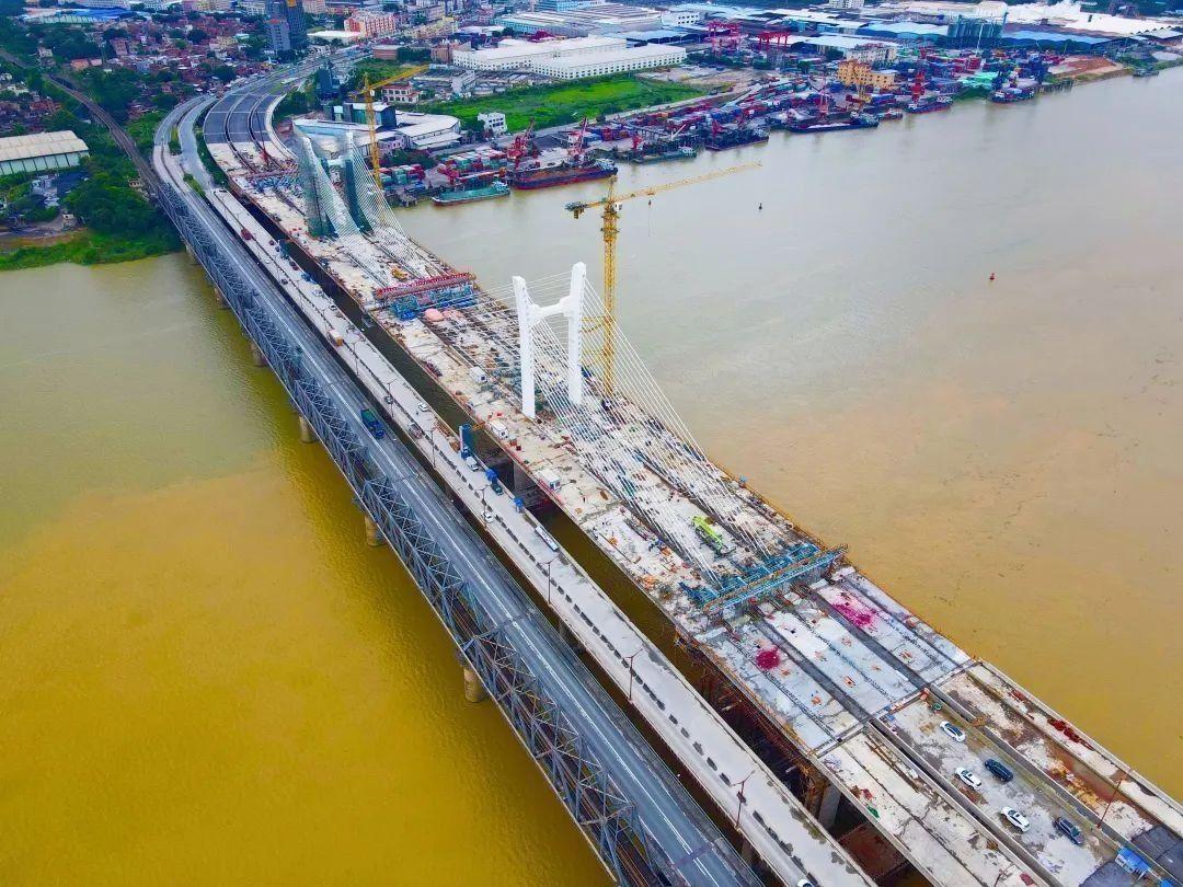 亚洲最宽马房特大桥首个合拢段合拢