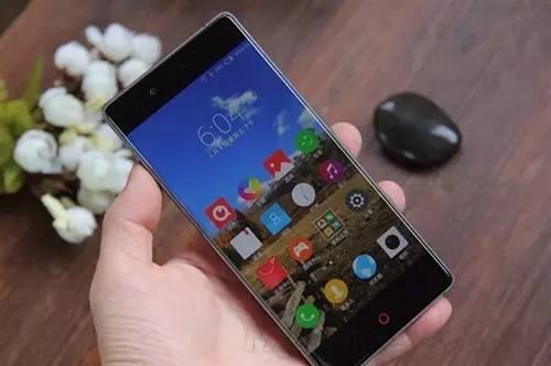 note4 edge 上就用了曲面屏,但是個人感覺作為三星的第一款曲面屏手機