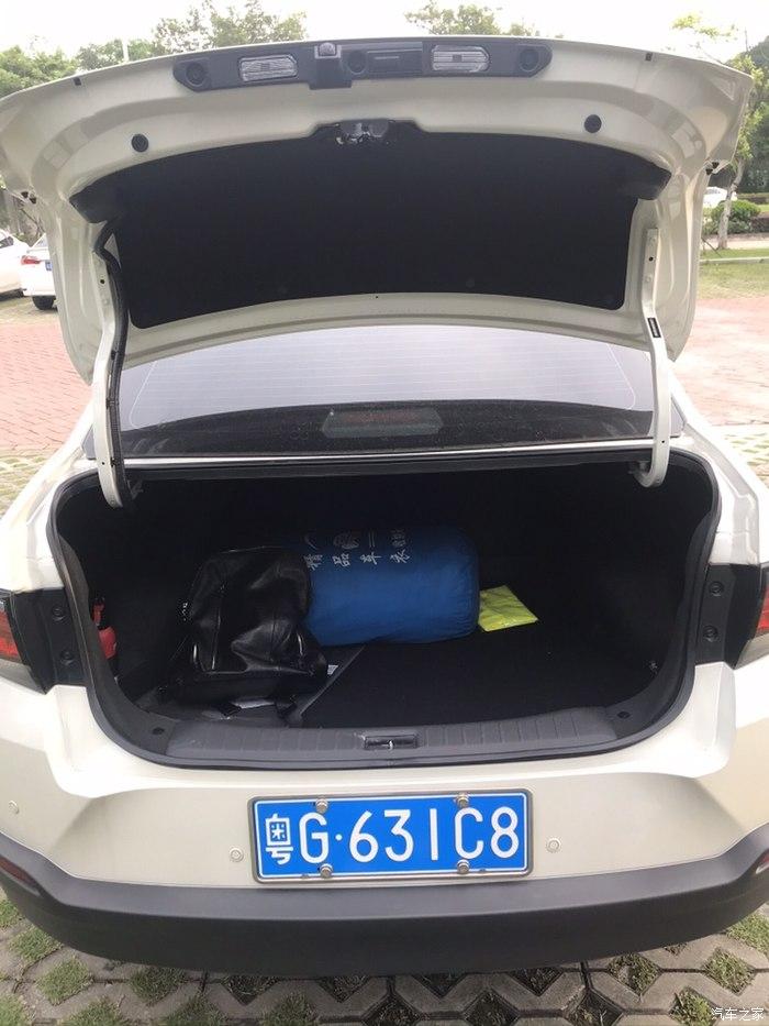 后备箱够大,这点我家人特喜欢,出去玩或者回老家再也不用担心东西没