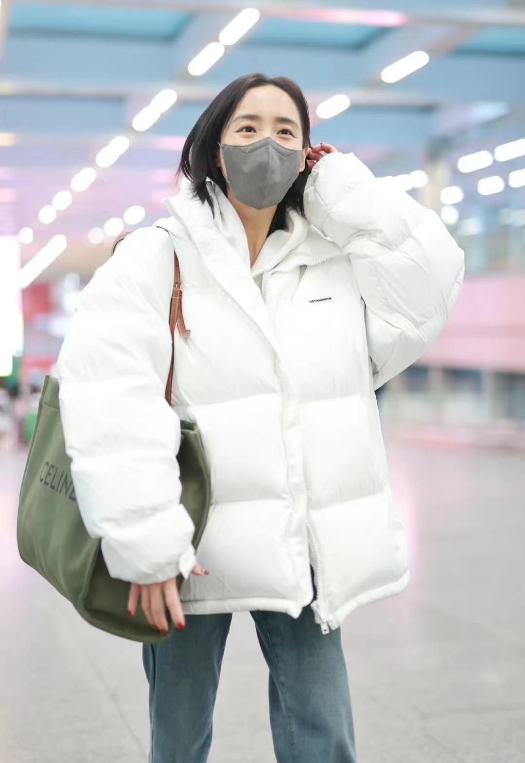 《流浪地球2》女主角王智现身机场,白色羽绒服配牛仔裤,休闲时尚