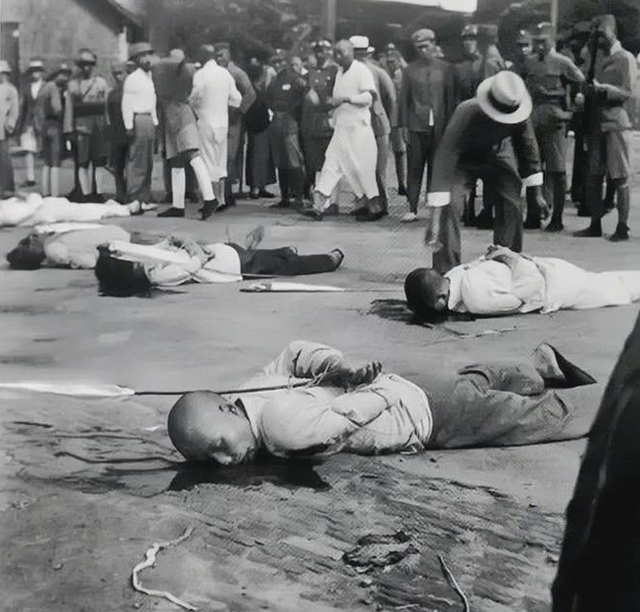 老照片:抗战胜利后的汉奸枪决现场