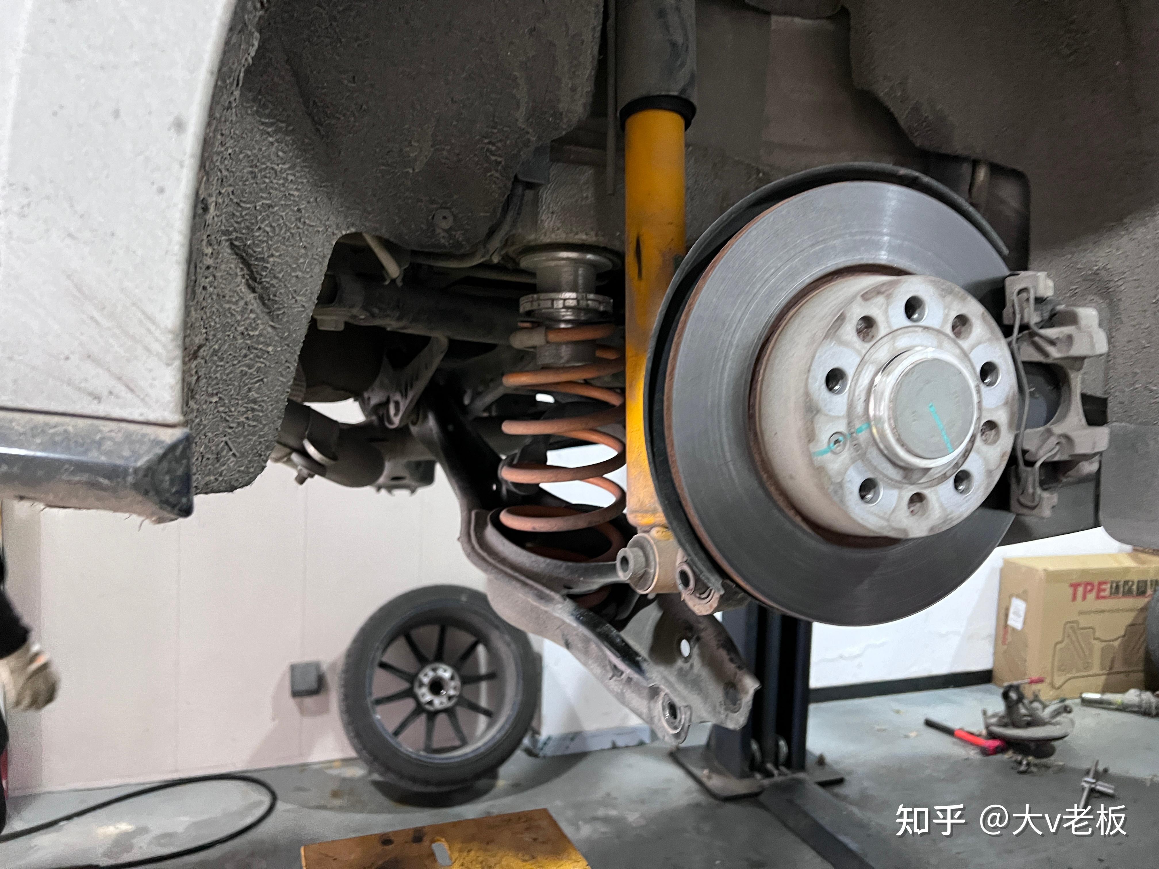 减震器装上前减震要先把弹簧和避震器进行组装,弹簧预压然后装上塔顶