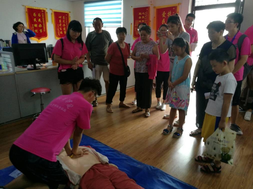 新乡医学院学子义务宣讲急救知识 教授急救技