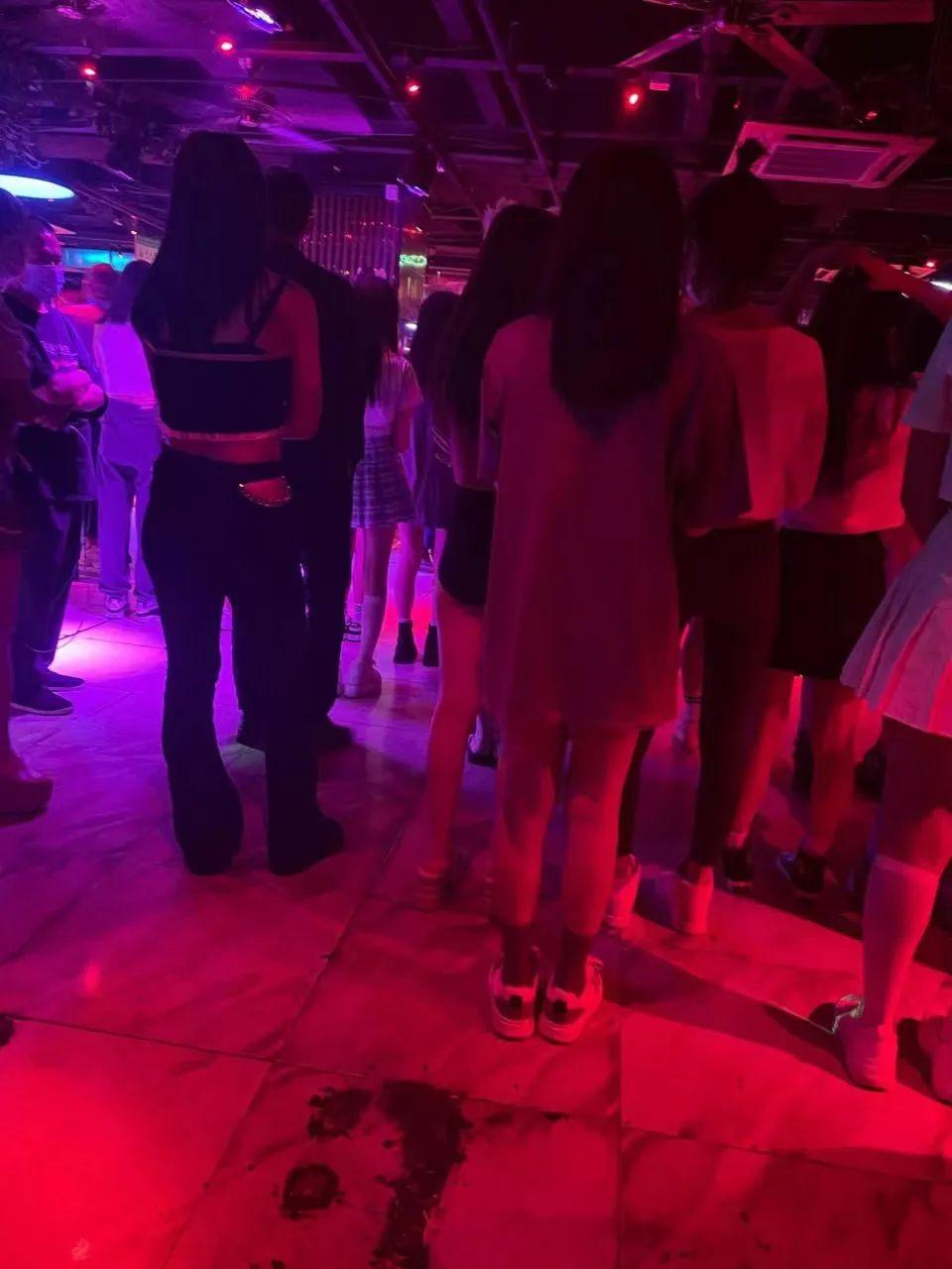 酒吧舞女成为图片