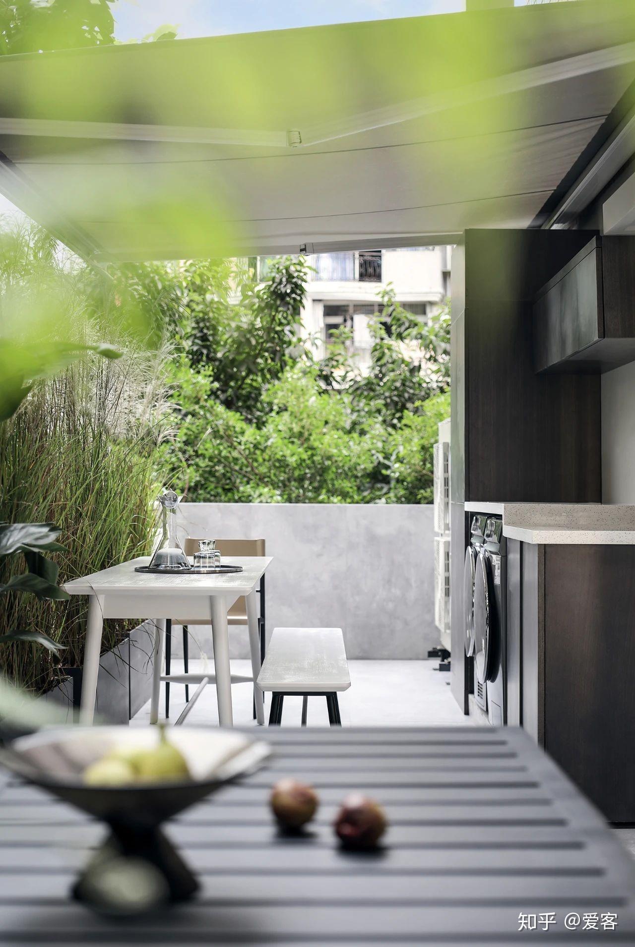 从厨房通往室外露台,设计师改造了庄妈妈搭建的"杂物间",将其恢复成