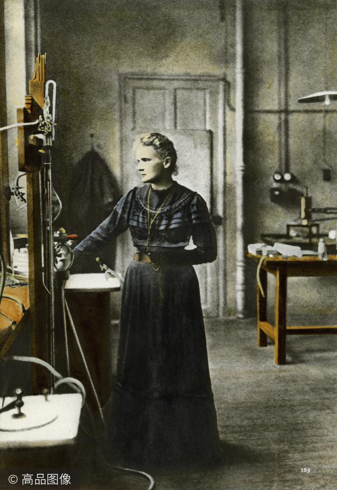 居里夫人逝世后,她的小女儿艾芙·居里在她母亲去世之后写了《居里