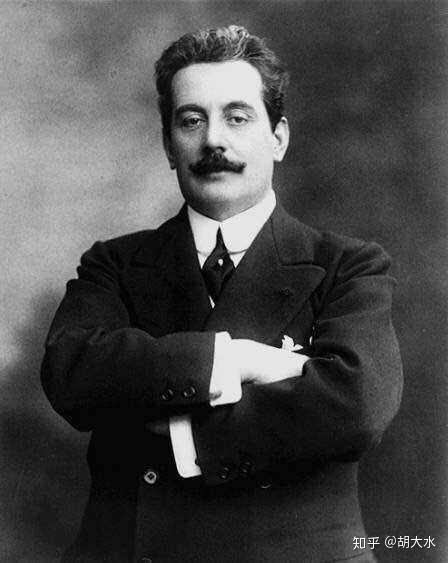 在专科学校学习音乐,在22岁进入米兰音乐学院学习,和马斯卡尼是同学