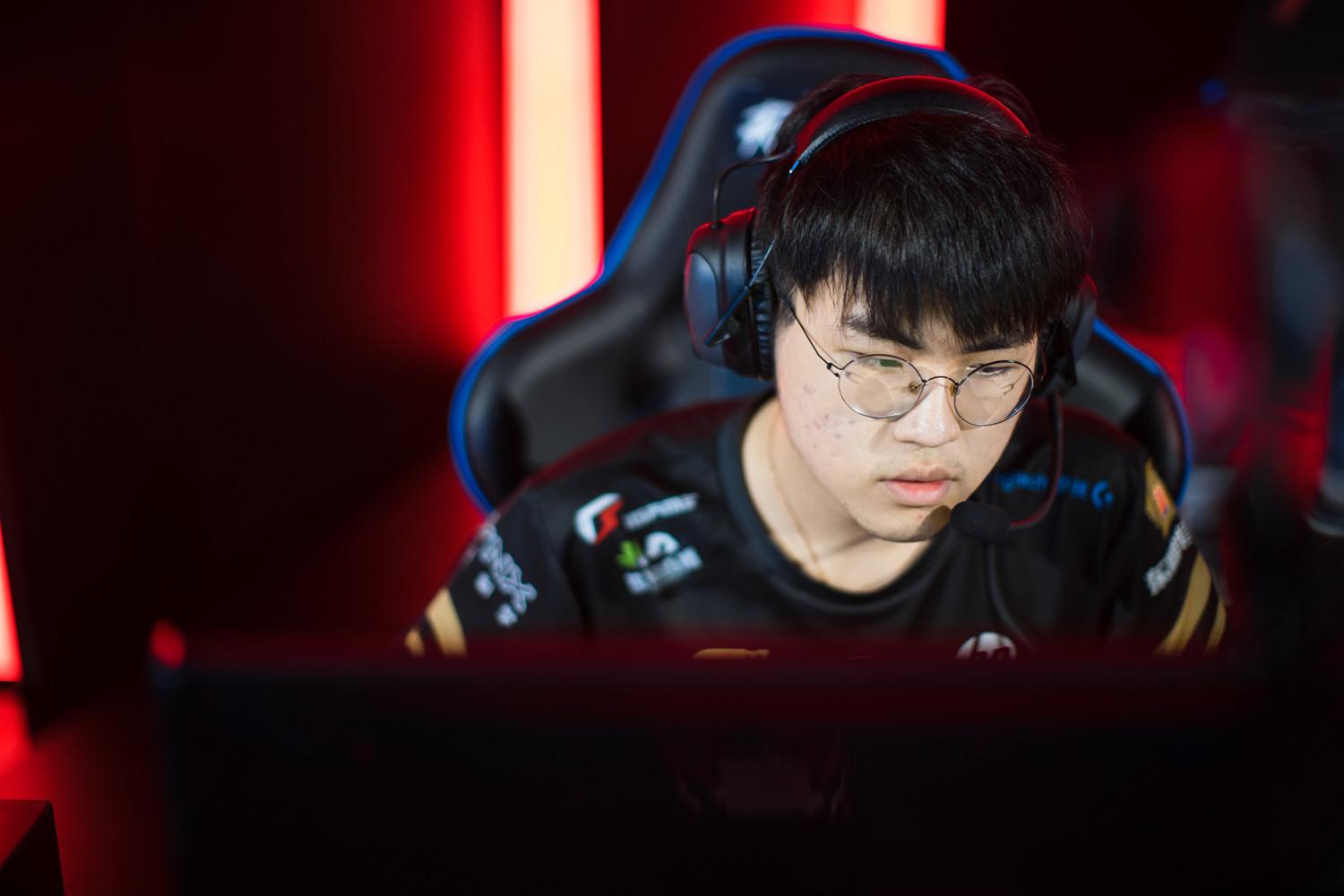 2018年年初,rng官宣了姿态的加入——在他进入职业圈六年之后,从中单