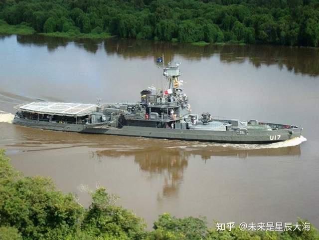 2门40毫米博福斯高射炮,那两门哈奇开斯炮被保留了下来用作礼炮