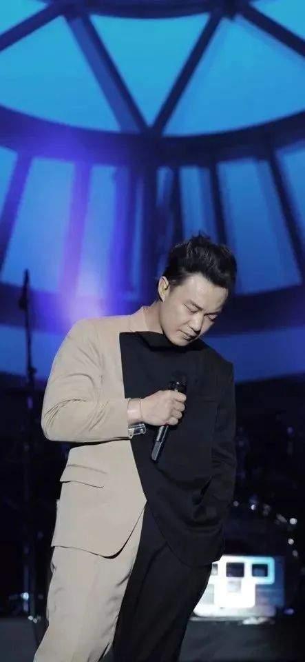 "难离难舍 想抱紧些"天空 / 月亮 /手机壁纸/ 浪漫 / 蓝色