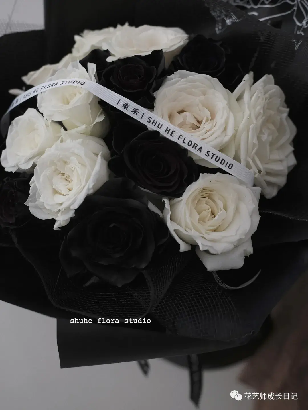 黑白的玫瑰为必选,白色包装纸可搭配黑色丝带,黑色包装纸可搭配白色