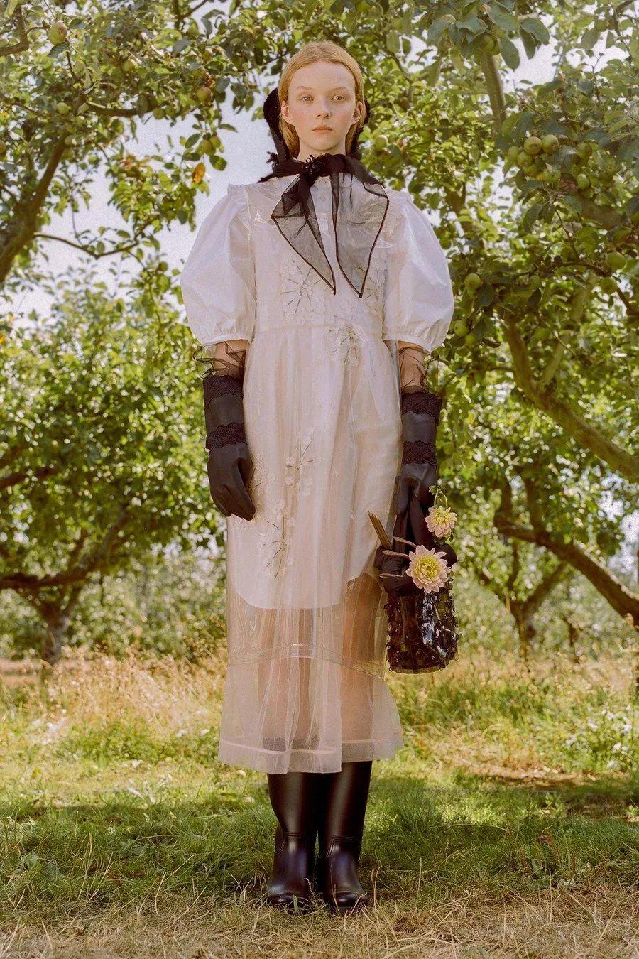 连衣裙雨靴的浪漫可能只有雨季才能碰到吧