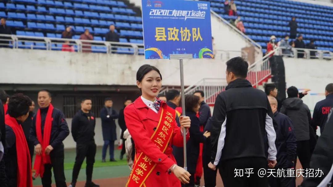 在运动会进行中,同学们对运动员进行引导,对各队伍进行举牌,以及物资