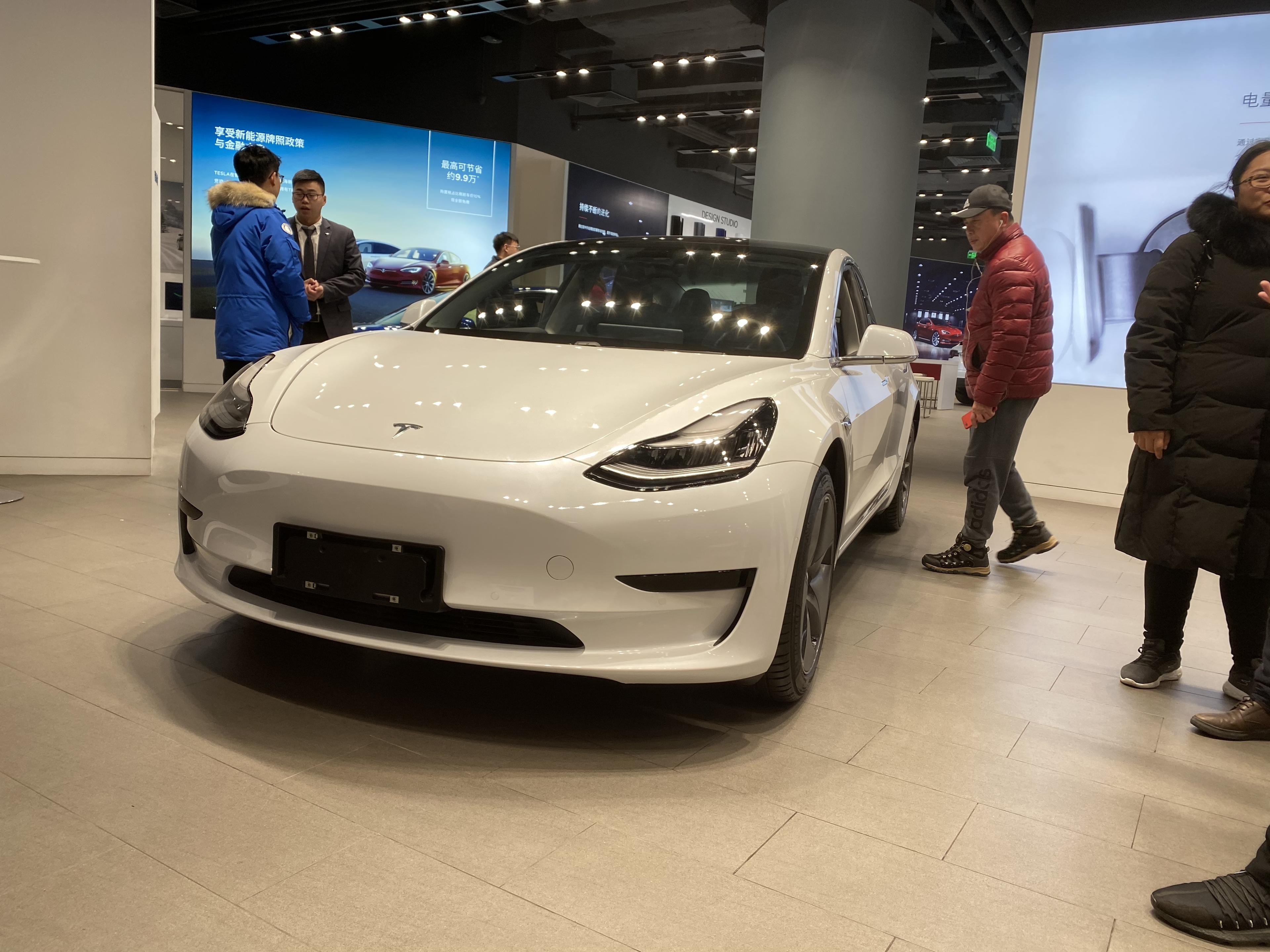 特斯拉上海门店挤爆销售员用话筒喊直言model3再降价不可能