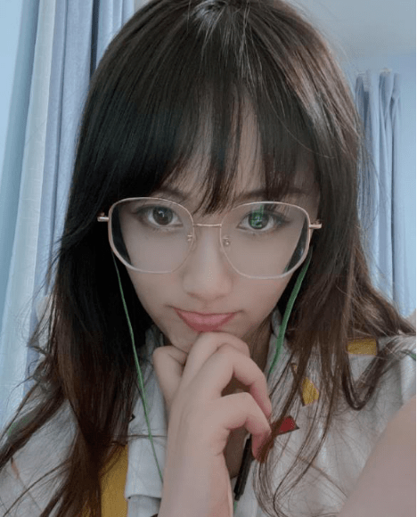 因收到官方礼物rng女主持在线怒怼黑粉我不配你配