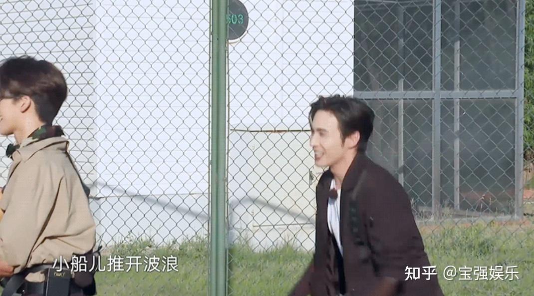 张彬彬自己发文称逃跑可耻但有用这憨憨怎么回事