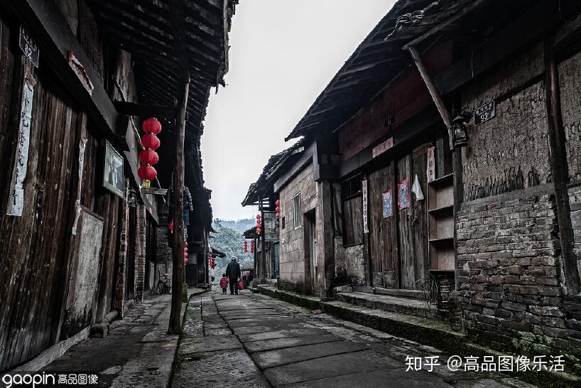 《雾都》,《原乡》,《母亲,母亲》,《罗龙镇女人》等影视剧一百余部