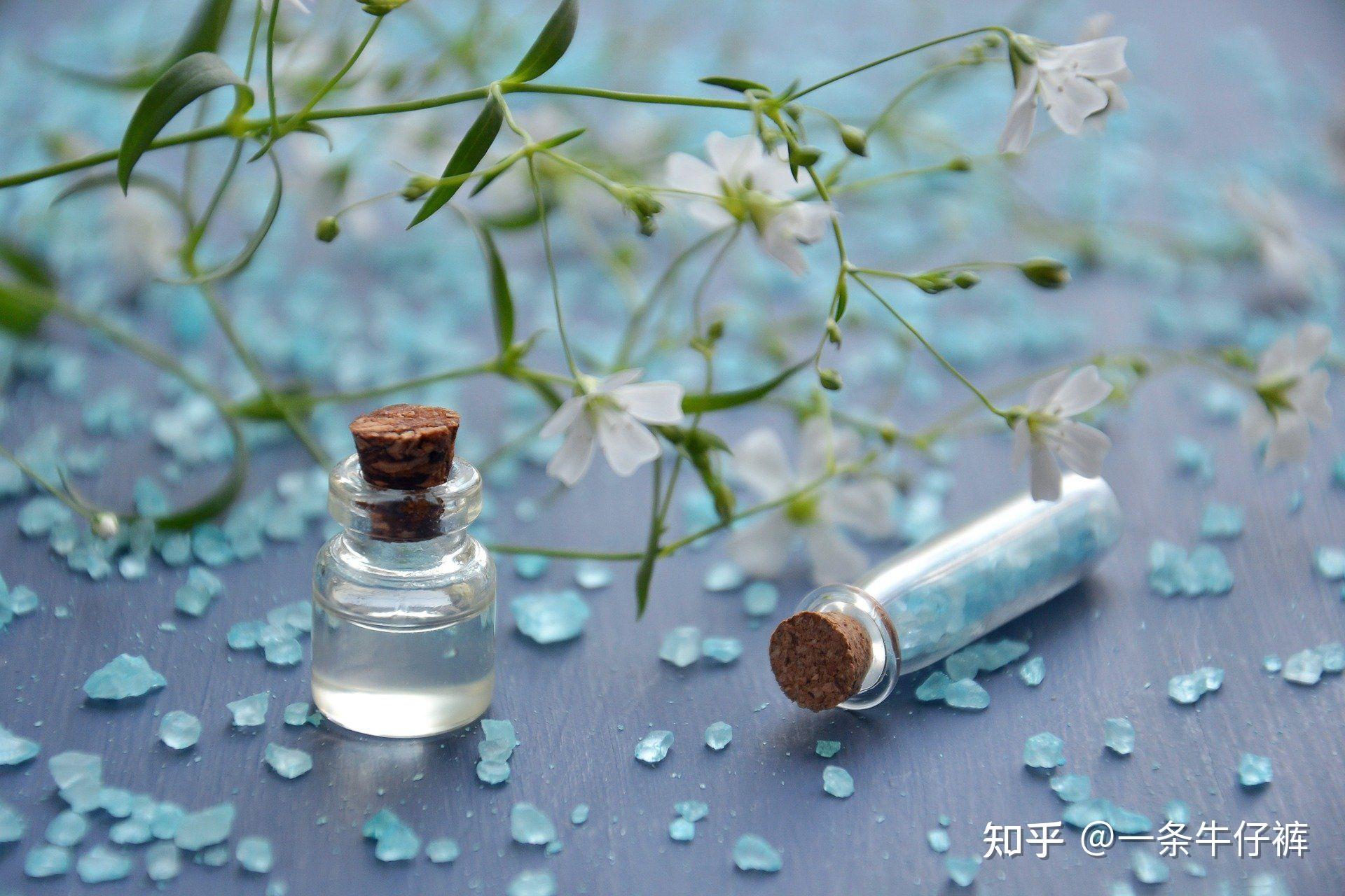 薰衣草植物精油稀释后,通过按摩可以快速渗透毛囊消毒抗菌,促进细胞