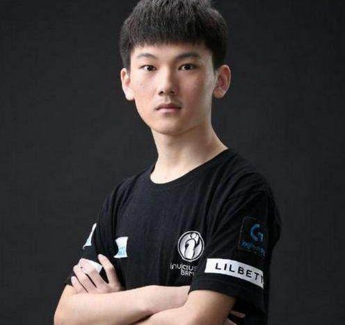 英雄联盟s8人物志焰火升腾的jackeylove