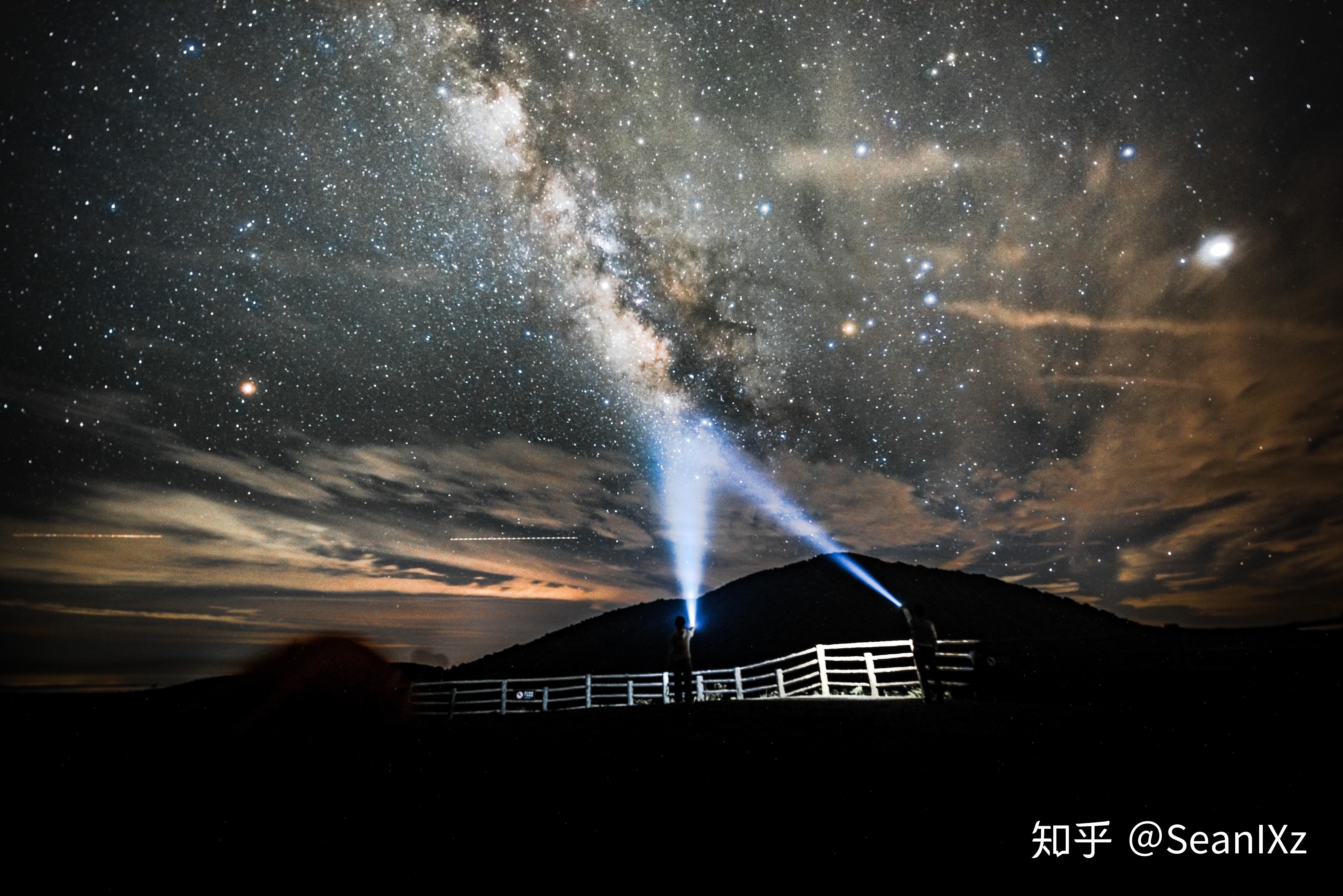 如何在星空下拍出手电筒的光束如图