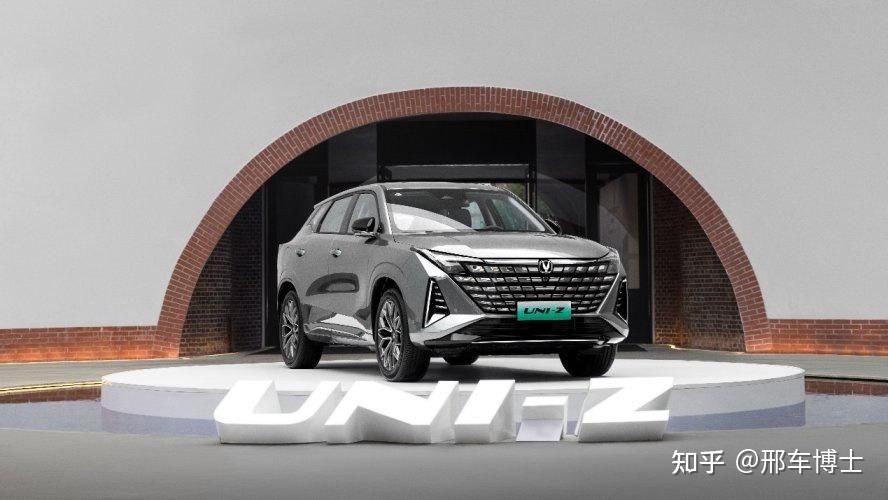 家族式银翼飞羽棱影格栅与天际之光数字灯组相得益彰,展现出未来科技