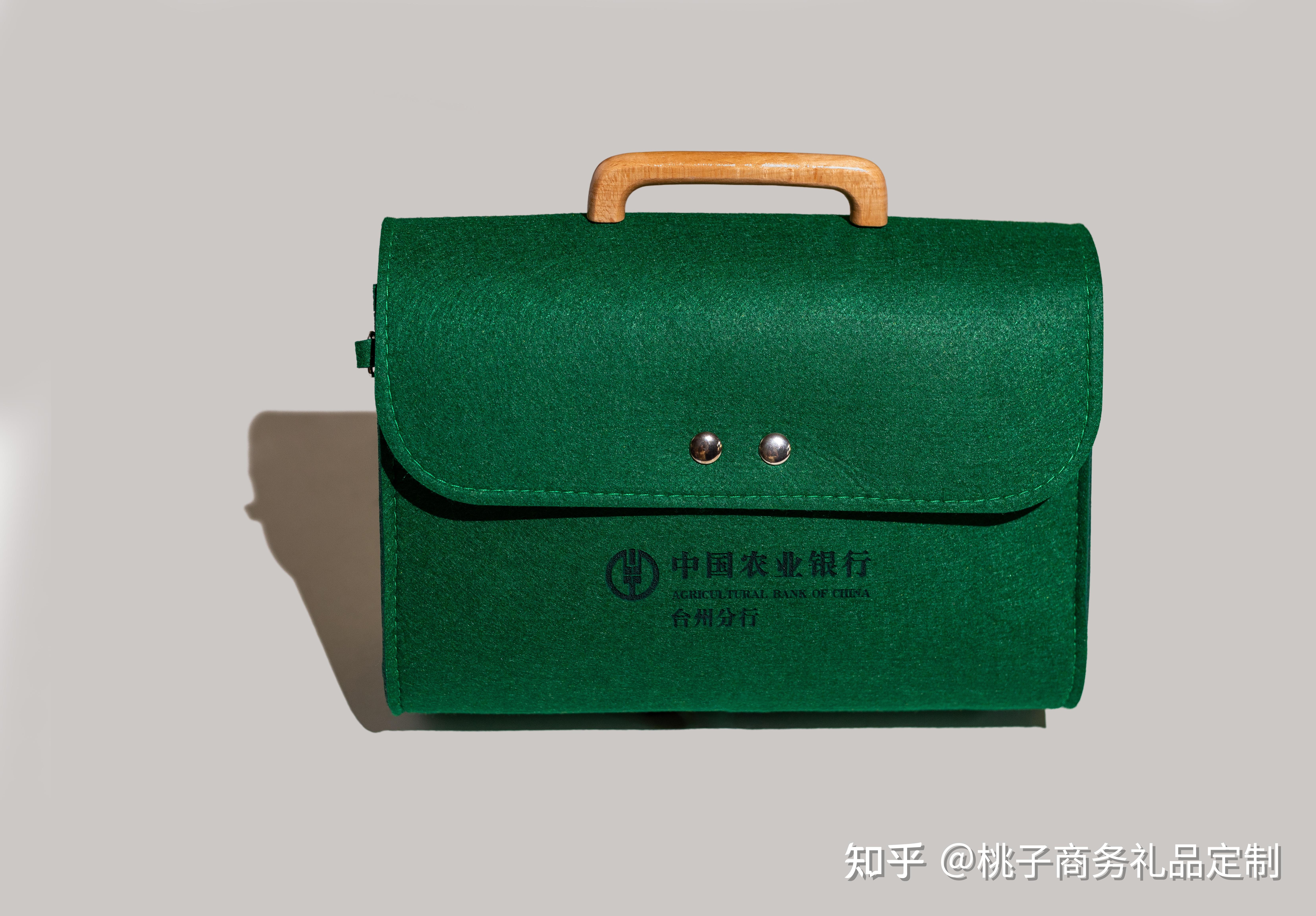 促销礼品与品牌故事：一场营销战役中的双赢策略