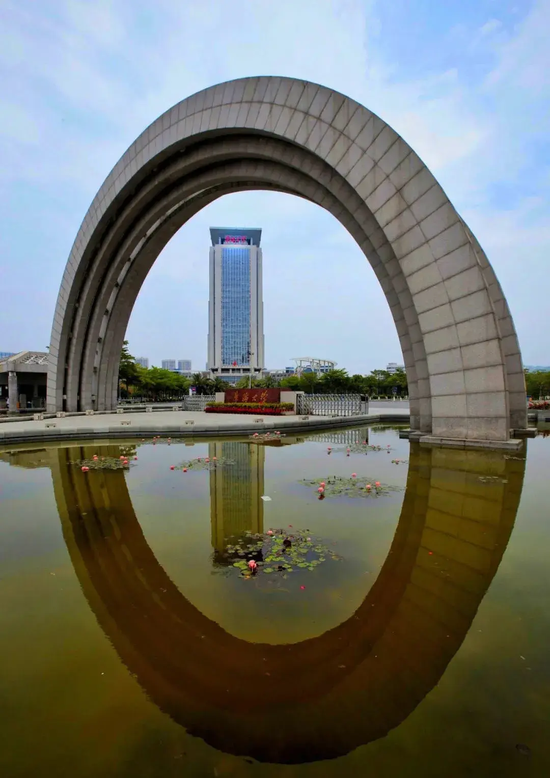 1华侨大学厦门校区华侨大学是著名的华侨高等学府,创办于1960年,由