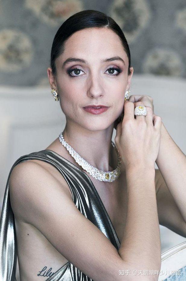 dorothee  gilbert上图是她09年出席戛纳红毯的照片,这条裙子是不是仙