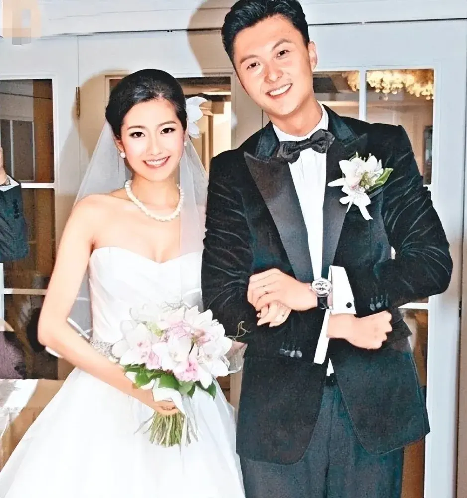 当年王浩信和陈自瑶在香港都名气不大,靠合体秀恩爱倒也能博得一些
